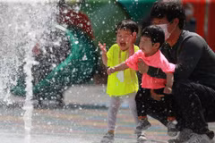 Trẻ em vui chơi tại một đài phun nước trong một công viên ở Hamyang, Đông Nam Hàn Quốc mùa Hè năm 2020. (Nguồn: koreaherald.com)