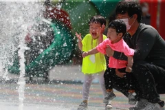 Trẻ em vui chơi tại một đài phun nước trong một công viên ở Hamyang, Đông Nam Hàn Quốc mùa Hè năm 2020. (Nguồn: koreaherald.com)