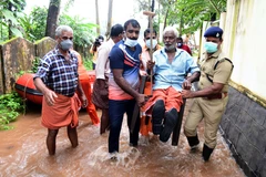 Lực lượng cứu hộ sơ tán người dân khỏi vùng ngập lụt tại bang Kerala, Ấn Độ ngày 17/10/2021. (Ảnh: THX/TTXVN)