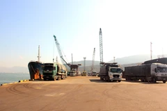 Xe vận chuyển hàng hóa tại Cảng Quy Nhơn. (Ảnh: Nguyên Linh/TTXVN)