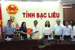Chủ tịch UBND tỉnh Bạc Liêu Dương Thành Trung trao Quyết định cho lãnh đạo Sở Văn hóa-Thể thao-Truyền thông và Du lịch. (Nguồn: baochinhphu.vn)