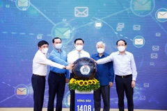 Chủ tịch Quốc hội Vương Đình Huệ và các đại biểu thực hiện nghi thức phát động nhắn tin “Toàn dân ủng hộ phòng, chống dịch bệnh COVID-19”. (Ảnh: Doãn Tấn/TTXVN)