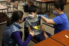 Tiêm vaccine ngừa COVID-19 cho một em nhỏ tại Bloomfield Hills, bang Michigan, Mỹ ngày 13/5/2021.(Ảnh: AFP/TTXVN)