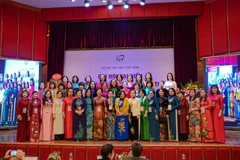 Ban Chấp hành Hội NTT Việt Nam khoá III, nhiệm kỳ 2021-2026 ra mắt Đại hội. (Ảnh: Vietnam+)