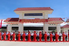Đại biểu cắt băng khánh thành Trường THPT Thiên Hộ Dương. (Ảnh: Đức Hạnh/TTXVN)