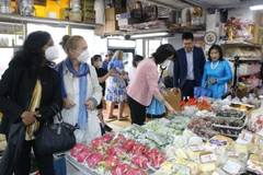 Các đại biểu ấn tượng với vải, nhãn, thanh long…và hoa quả Việt Nam.(Ảnh: Hồng Kỳ/Vietnam+)