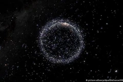 Các mảnh vỡ của tên lửa hoặc vệ tinh nhân tạo hết hạn sử dụng trôi nổi trong không gian. (Nguồn: DW)