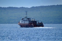 Tàu của lực lượng cứu hộ Indonesia tham gia tìm kiếm tàu ngầm KRI Nanggala-402 bị chìm trên vùng biển ngoài khơi đảo Bali, ngày 25/4/2021. (Ảnh: AFP/TTXVN)