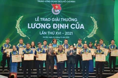 Trưởng Ban Kinh tế Trung ương Trần Tuấn Anh và Bí thư thứ nhất Trung ương Đoàn Nguyễn Anh Tuấn trao giải thưởng cho các nhà nông dân trẻ xuất sắc. (Nguồn: doanthanhnien.vn)