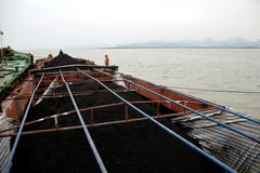 Số than cám không rõ nguồn gốc trên tàu NĐ-1933 bị tạm giữ. (Ảnh: TTXVN phát)