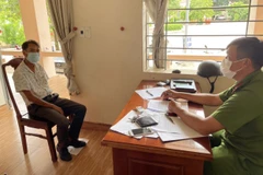 Đối tượng Hiếu tại cơ quan công an. (Ảnh: TTXVN phát)