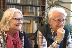 Giáo sư-Tiến sỹ Günter Giesenfeld cùng vợ là bà Marianne Ngo. (Ảnh: Mạnh Hùng/TTXVN)