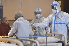  Điều trị cho bệnh nhân nhiễm COVID-19 tại bệnh viện ở New Delhi, Ấn Độ, ngày 13/4/2021. (Ảnh: THX/TTXVN)