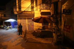 Lực lượng chức năng phong toả tạm thời nơi ở của ông L.V.C. tại phường Ngọc Lân, quận Long Biên - người có kết quả dương tính SARS-CoV-2.. (Ảnh: Minh Quyết/TTXVN)