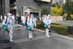 Phun thuốc khử trùng nhằm ngăn chặn sự lây lan của COVID-19 tại Lan Châu, tỉnh Cam Túc, Trung Quốc, ngày 20/10/2021. (Ảnh: THX/TTXVN)