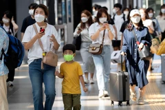 Cảnh đông đúc tại nhà ga trong kỳ nghỉ lễ Trung thu (Chuseok) ở Seoul, Hàn Quốc, ngày 18/9/2021. (Ảnh: THX/TTXVN)