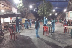 Nhân viên y tế thuộc Trung tâm kiểm soát bệnh tật tỉnh Bình Phước và Trung tâm Y tế TP Đồng Xoài đến quán lẩu dê Vườn Xoài truy vết, lấy thông tin những người liên quan tối 6/2. (Nguồn: tuoitre.vn)