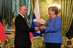Tổng thống Nga Vladimir Putin (trái) và Thủ tướng Đức Angela Merkel (phải) tại cuộc gặp ở Moskva, Nga, ngày 20/8/2021. (Ảnh: AFP/TTXVN)