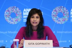 Bà Gita Gopinath, nhà kinh tế trưởng tại Quỹ Tiền tệ quốc tế (IMF), phát biểu trong cuộc họp báo ở Washington, DC, Mỹ. (Ảnh: AFP/TTXVN)
