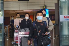 Đoàn khách du lịch MICE đầu tiên đến Đà Nẵng sau khi thành phố mở cửa đón du khách trở lại. (Ảnh: TTXVN phát)