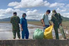 Lực lượng chức năng thu giữ 2 bao tải chứa cành, lá, hoa cây nghi là cần sa. (Ảnh: Bộ đội Biên phòng An Giang cung cấp)