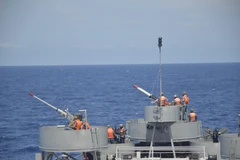 Các đơn vị của Bộ Tư lệnh Vùng 2 Hải quân huấn luyện trên biển. (Ảnh: TTXVN)