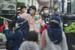 Người dân đeo khẩu trang phòng lây nhiễm COVID-19 tại Bandung, Indonesia. (Ảnh: THX/TTXVN)