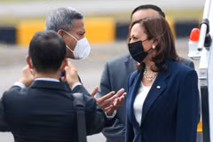 Bộ trưởng Ngoại giao Singapore Vivian Balakrishna (trái) đón Phó Tổng thống Mỹ Kamala Harris (phải) tại sân bay Paya Lebar ngày 22/8/2021. (Ảnh: AFP/TTXVN)