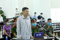Xét xử bị cáo Nguyễn Nhật Cảm (cựu Giám đốc Trung tâm Kiểm soát bệnh tật TP. Hà Nội) trong vụ án "Vi phạm quy định về đấu thầu gây hậu quả nghiêm trọng". (Ảnh: Phạm Kiên/TTXVN)