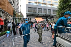 [Photo] Hà Nội dỡ bỏ cách ly chung cư Sky City Tower ở 88 Láng Hạ