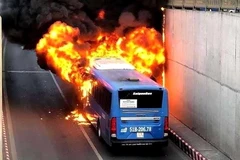 Chiếc xe buýt bốc cháy dữ dội. (Ảnh: TTXVN phát)