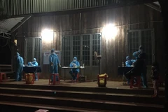 Trung tâm Y tế huyện Bù Gia Mập lấy mẫu xét nghiệm người dân trong khu phong tỏa thôn Bình Hà 2. (Ảnh: TTXVN phát)