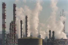 Khói bốc lên tại nhà máy hóa dầu ở Etang de Berre, Pháp. (Ảnh: AFP/TTXVN)