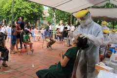 Lấy mẫu xét nghiệm SARS-CoV-2 cho người dân thành phố Bắc Ninh. (Ảnh: Thanh Thương/TTXVN)