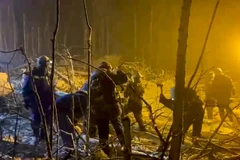 Lực lượng cứu hộ Nga làm việc tại hiện trường vụ rơi máy bay vận tải An-12 gần Irkutsk.(Nguồn: AP)