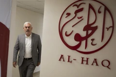 Ông Shawan Jabarin, giám đốc nhóm nhân quyền al-Haq của Palestine tại văn phòng ở thành phố Ramallah, Bờ Tây, ngày 23/10. (Ảnh: AP)