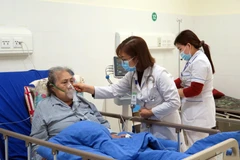 Bác sỹ tại Khoa nội I, Bệnh viện Đa khoa tỉnh Sơn La thăm khám cho bệnh nhân. (Ảnh: Hữu Quyết/TTXVN)