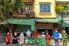 Điểm phát hàng miễn phí nhu yếu phẩm cho người lao động nghèo, người yếu thế. (Ảnh TTXVN phát)