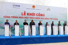 Thủ tướng Chính phủ Nguyễn Xuân Phúc và các đại biểu phát lệnh khởi công. (Ảnh: Ngọc Hà/TTXVN)