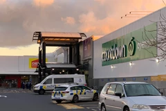 Cảnh sát điều tra bên ngoài siêu thị New Lynn ở Auckland, New Zealand, sau vụ tấn công bằng dao, ngày 3/9/2021. (Ảnh: THX/TTXVN)