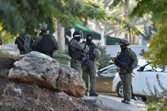 Cảnh sát Israel truy tìm các tù nhân Palestine vượt ngục tại Nau'ra, ngày 7/9/2021. (Ảnh: THX/TTXVN)