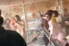 Đoạn video được đăng trên Twitter cho thấy những kẻ quá khích đang phá hoại một ngôi đền Ganesh ở quận Rahim Yar Khan, thành phố Bhong của Pakistan. (Nguồn: thehindu.com)