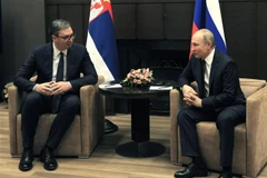 Trong ảnh: Tổng thống Nga Vladimir Putin (phải) và Tổng thống Serbia Aleksandar Vucic tại cuộc gặp ở Sochi ngày 25/11/2021. (Ảnh: AFP/ TTXVN) 