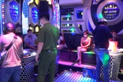 Bắt quả tang các đối tượng tụ tập, sử dụng ma túy tại cơ sở kinh doanh karaoke Mỹ Quỳnh. (Ảnh: TTXVN phát)