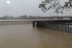 Nước ngập cầu gỗ Lim trên sông Hương. (Ảnh: Tường Vi/TTXVN)