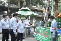 Bộ trưởng, Chủ nhiệm Văn phòng Chính phủ Trần Văn Sơn cùng đoàn lãnh đạo Chính phủ và tỉnh Bình Dương đi thăm "vùng xanh" tại thành phố Dĩ An. (Ảnh: Huyền Trang/TTXVN)