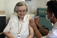 Tiêm vaccine ngừa COVID-19 cho người dân tại Paris, Pháp. (Ảnh: AFP/TTXVN)