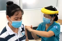 Tiêm chủng vaccine phòng COVID-19 cho công nhân tại Khu chế xuất Tân Thuận. (Ảnh: TTXVN phát)