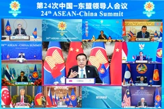 Thủ tướng Trung Quốc Lý Khắc Cường (giữa) dự Hội nghị Cấp cao ASEAN-Trung Quốc lần thứ 24 diễn ra dưới hình thức trực tuyến, ngày 26/10/2021. (Ảnh: THX/TTXVN)