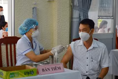 Tiêm liều vaccine nhắc lại cho đối tượng theo quy định tại Trung tâm Kiểm soát bệnh tật tỉnh Đồng Tháp. (Ảnh: Nhựt An/TTXVN)